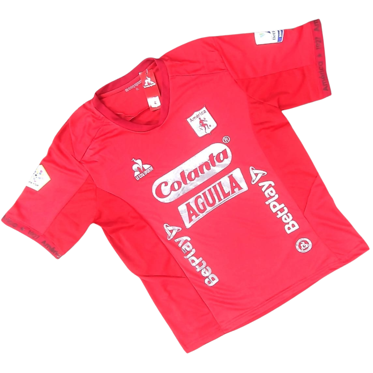 CAMISETAS DEL AMÉRICA DE CALI HOMBRE: Todo lo que necesitas saber para elegir la tuya. Si eres un verdadero hincha del América de Cali, sabes que no hay mejor forma de demostrar tu amor por el equipo que vistiendo su camiseta oficial. En este artículo, te ayudaremos a conocer todo lo que necesitas saber sobre las Camisetas del América de Cali Hombre, desde los modelos más recientes hasta los detalles sobre dónde comprarlas al mejor precio en Onlineshoppingcenterg. Aquí encontrarás información útil y práctica que te facilitará tu compra.  ¿Por qué comprar la camiseta del América de Cali 2024? El América de Cali es uno de los clubes más históricos y queridos de Colombia. Su camiseta no solo es un símbolo de apoyo, sino una prenda llena de historia y orgullo. En 2024, el equipo ha lanzado una nueva camiseta en colaboración con la marca Le Coq Sportif, continuando con la tradición de camisetas de alta calidad y diseño único.  Ventajas de tener la camiseta del América de Cali 2024 Diseño innovador: Cada temporada, la camiseta del América de Cali ofrece un diseño que combina la tradición con la innovación. La camiseta 2024 destaca por sus detalles elegantes y modernos.  Calidad de materiales: Fabricada por Le Coq Sportif, la camiseta está hecha con materiales transpirables y cómodos, ideal para usar tanto en los partidos como en el día a día.  Sentimiento de pertenencia: Llevar la camiseta oficial te conecta directamente con el club y sus aficionados, compartiendo ese sentimiento de orgullo por ser parte de la hinchada de Los Diablos Rojos.  Tipos de camisetas del América de Cali para hombre Existen varias versiones de la camiseta del América de Cali, dependiendo de tus gustos y necesidades. Aquí te presentamos las opciones más populares disponibles en Onlineshoppingcenterg: